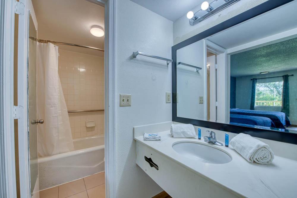 Zen Living Suites Extended Stay - Jacksonville - University Blvd Buitenkant foto