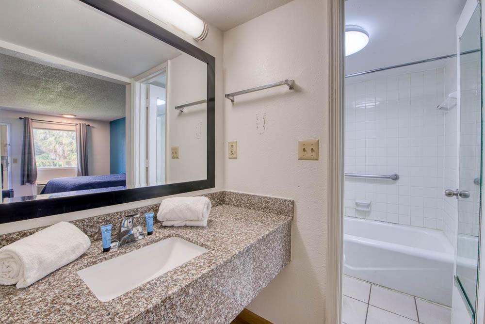 Zen Living Suites Extended Stay - Jacksonville - University Blvd Buitenkant foto